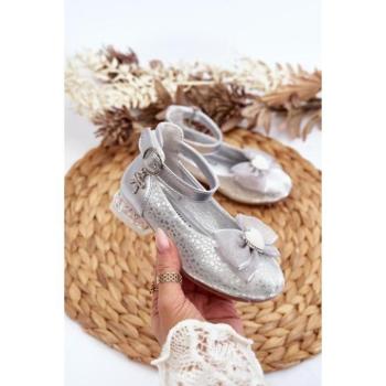 Divat kiegészítők és ruhák kiárusítása kép