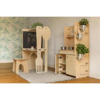 Konyhák - Nagy, fából készült konyha szigettel a gyerekeknek kép