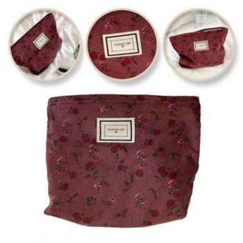 Kozmetikai táskák - Bordó kozmetikai táska virágokkal kép