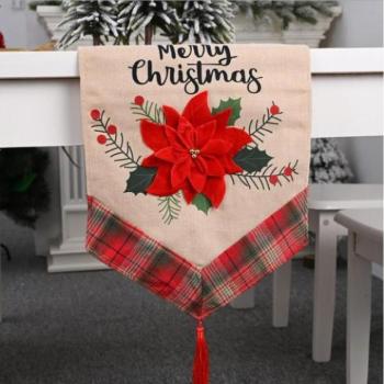 Ünnepi dekorációk - Keskeny, karácsonyi asztalon terítő kép