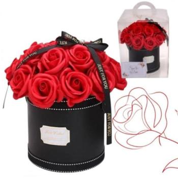 Ünnepi dekorációk - Piros szappanvirágokból álló virágláda kép