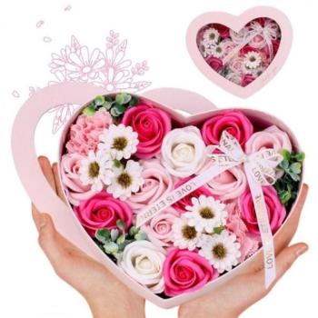 Ünnepi dekorációk - Rózsaszín szappanvirágcsokor díszdobozban kép