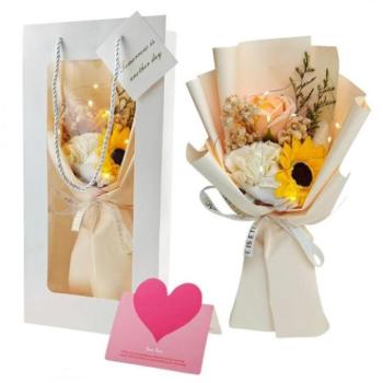 Ünnepi dekorációk - Sárga szappanvirág csokor LED világítású dobozban kép