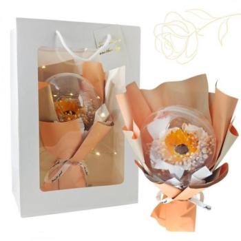 Ünnepi dekorációk - Szappanvirágcsokor labdával dobozban kép