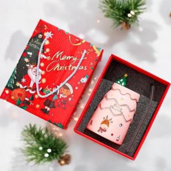 Karácsonyi dekoráció - Karácsonyi rózsaszín bögre szívószállal és fedéllel kép