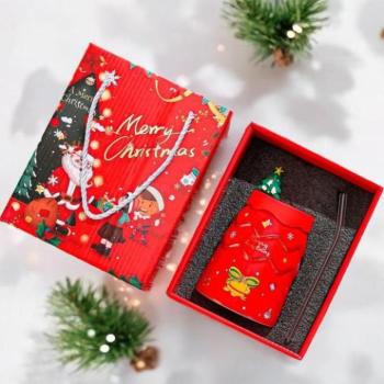 Karácsonyi dekoráció - Piros karácsonyi bögre szívószállal és fedéllel kép