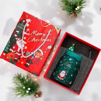 Karácsonyi dekoráció - Zöld karácsonyi bögre szívószállal és fedéllel kép