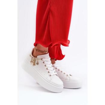 Női sneakerek  - Fehér női tornacipő medálokkal kép