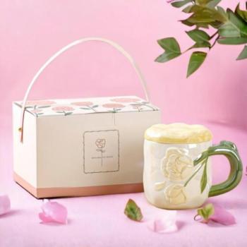 Poharak - Virágos sárga bögre tetővel + dobozzal kép