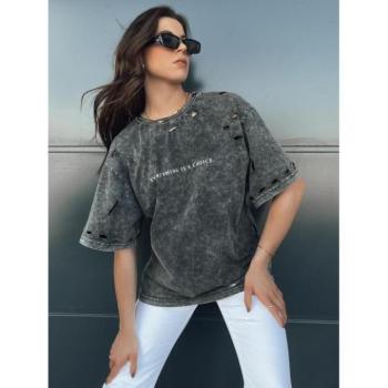 Rövid ujjú - Női sötétszürke lyukas póló kép