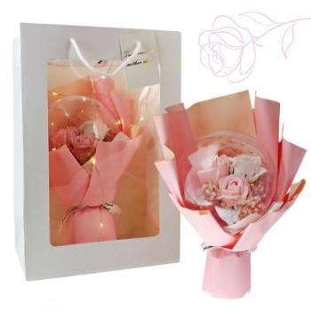 Ünnepi dekorációk - Rózsaszín szappanvirágcsokor labdával dobozban kép