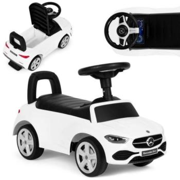 Fehér MERCEDES autó interaktív kormánnyal